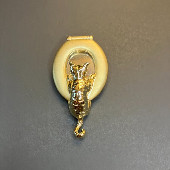 80s Vintage AJC Goldtone Cat Looking into Toilet Mirror Cat Pin Brooch - Picture 3 of 9